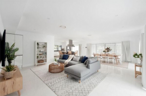 57 Tomaree Rd - air con, Wi-Fi and boat parking